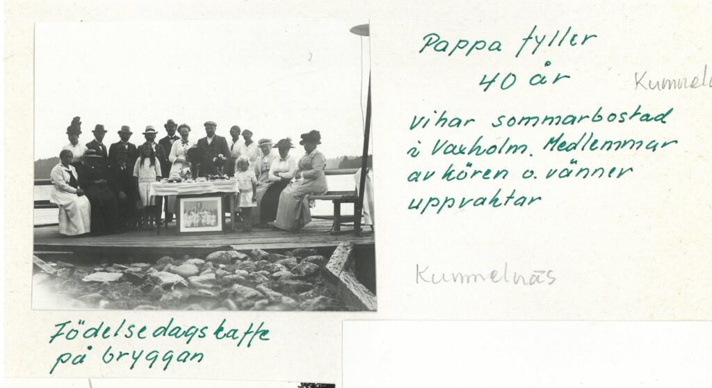 Gruppfoto utomhus.