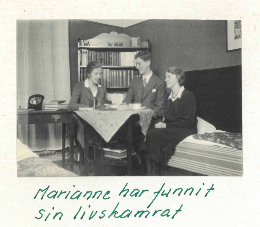 Två kvinnor och en man sittande.