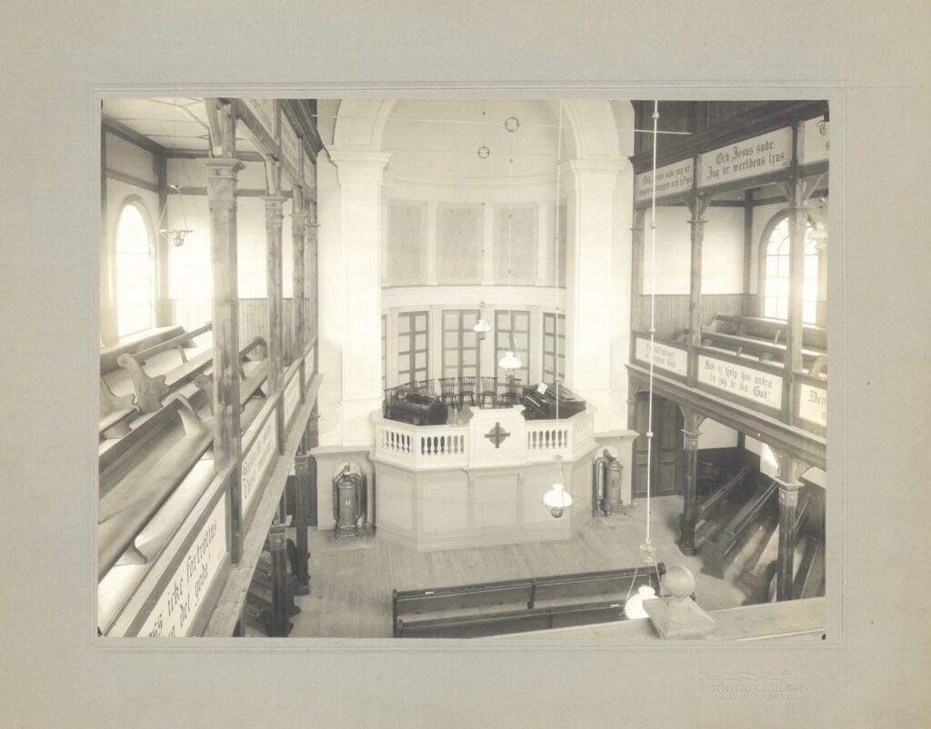 Foto av kyrka interiör.
