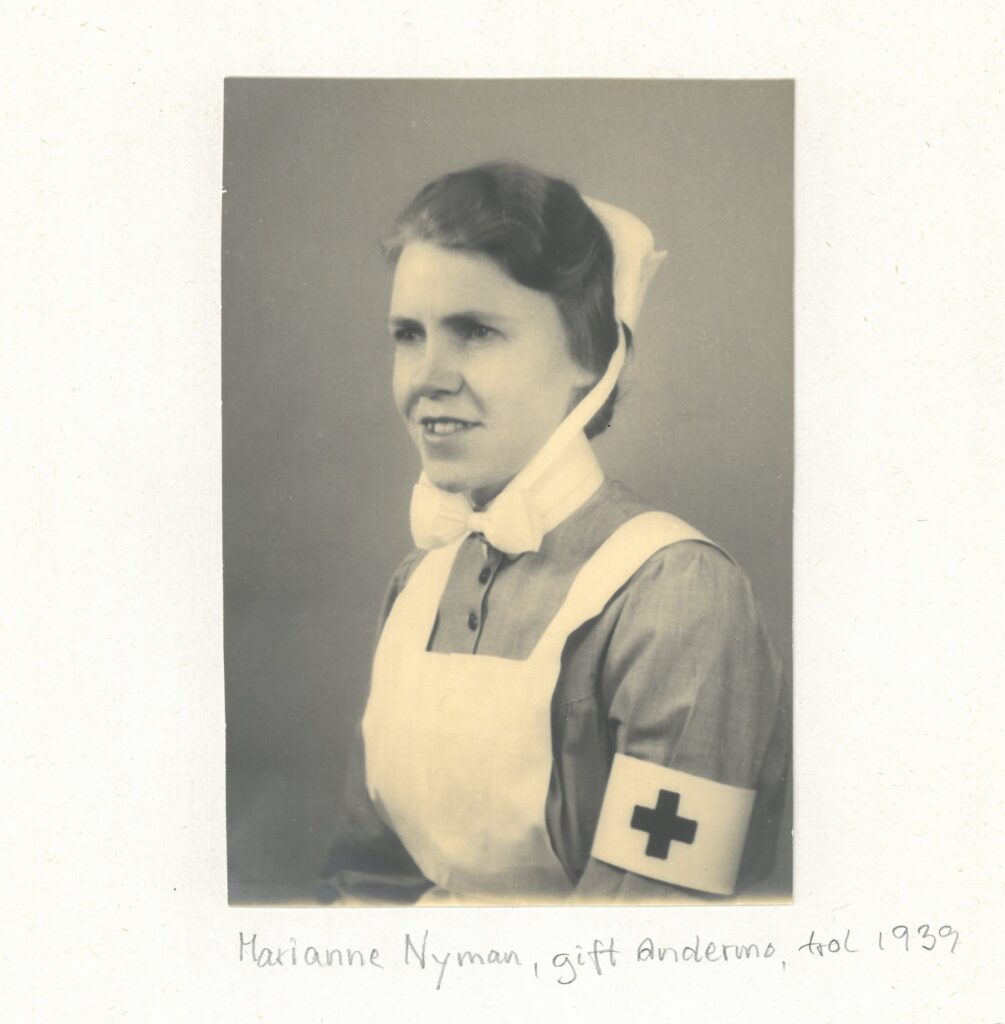 Kvinna i sjuksköterskeuniform.