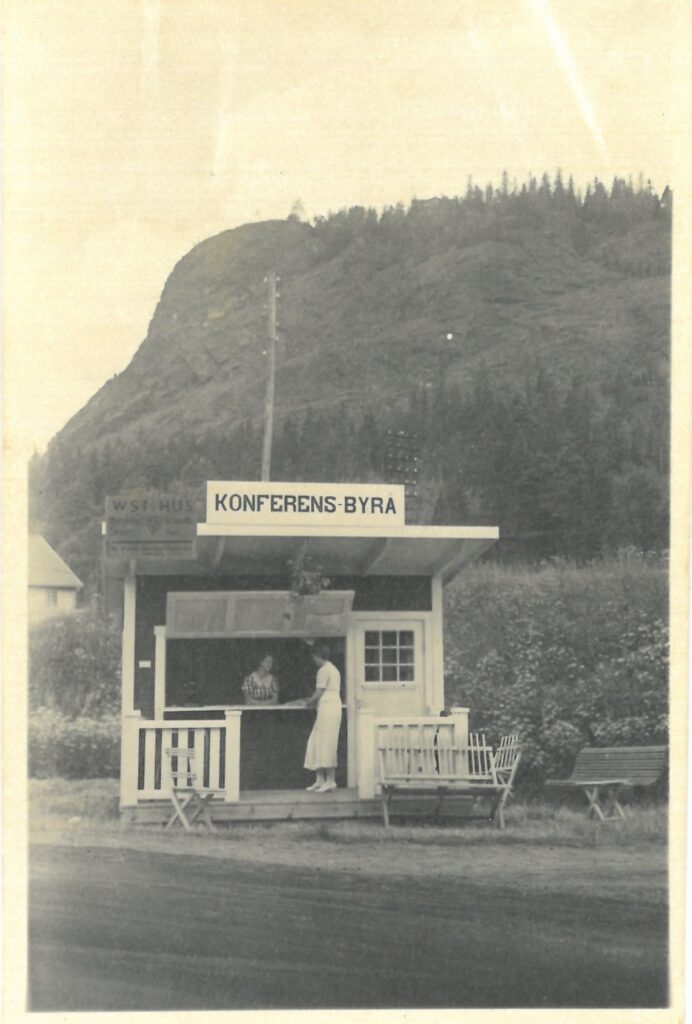 Liten kioskbyggnad med Tabergs berg i bakgrunden.