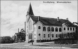 Kyrka sedd utifrån.